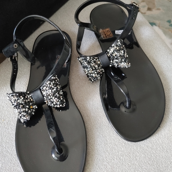 3 For $30/Gummy Flip Flop Sandals (black) - Picture 2 of 3
